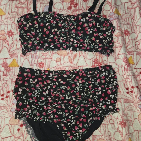 Torrid High Waisted Bikini Plus Size 3x Ruffled Strawberry Bikini - Picture 1 of 3